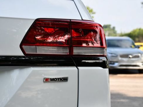Used 2022 Volkswagen Atlas SEL R-Line AWD/4WD image 8