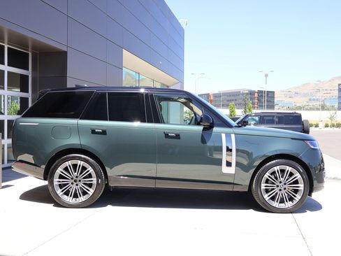 Used 2025 Land Rover Range Rover SV AWD/4WD image 5
