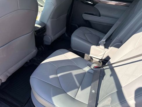 New 2026 Toyota Highlander Platinum AWD/4WD image 16