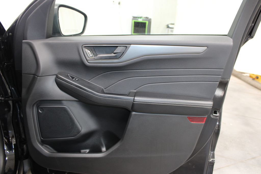 Used 2025 Ford Escape Active AWD/4WD image 33