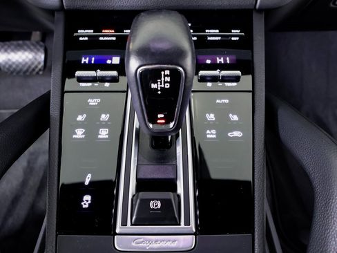 Certified 2023 Porsche Cayenne Platinum Edition image 18