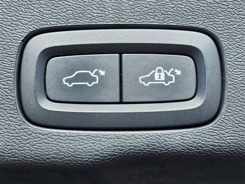 Used 2023 Volvo XC60 T8 Ultimate image 24