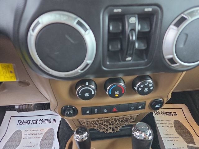 Used 2015 Jeep Wrangler Unlimited Sahara w/ Connectivity Group AWD/4WD image 13