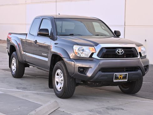 Used 2015 Toyota Tacoma PreRunner w/ SR5 Package RWD image 9