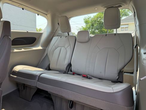 Used 2017 Chrysler Pacifica Touring-L FWD image 9
