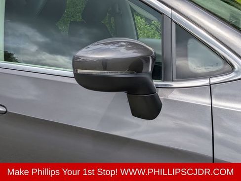 Used 2023 Chrysler Pacifica Touring-L FWD image 11