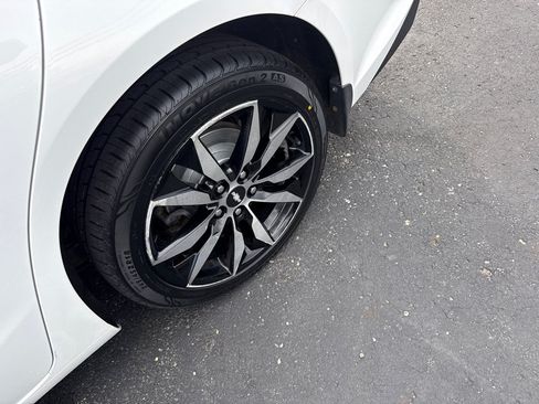 Used 2017 Chevrolet Malibu LT FWD image 4