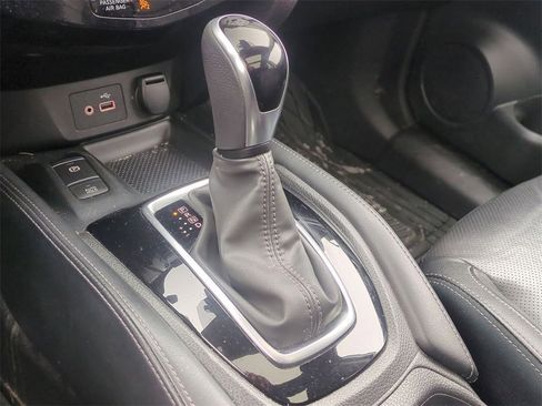 Used 2019 Nissan Rogue SL w/ Premium Package image 17