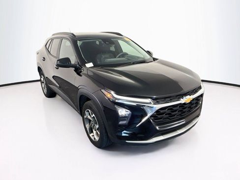 Used 2025 Chevrolet Trax LT FWD image 7