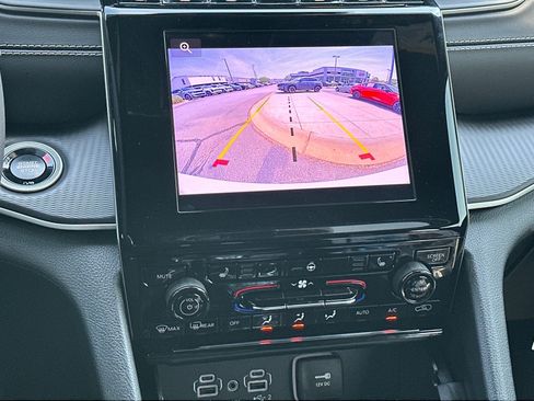 Used 2025 Jeep Grand Cherokee Altitude image 13