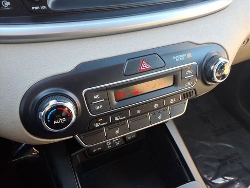Used 2020 Kia Sorento LX w/ LX I4 Convenience Package image 11