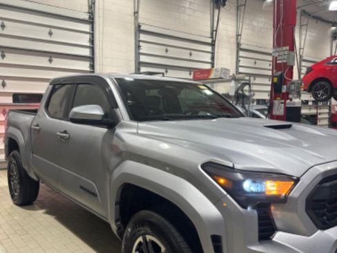 Used 2025 Toyota Tacoma TRD Sport image 2