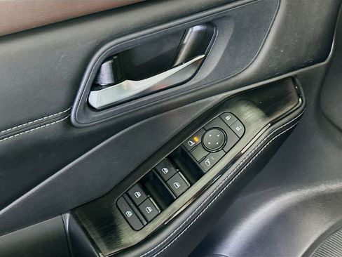 Used 2023 Nissan Rogue SV w/ SV Premium B Package image 15