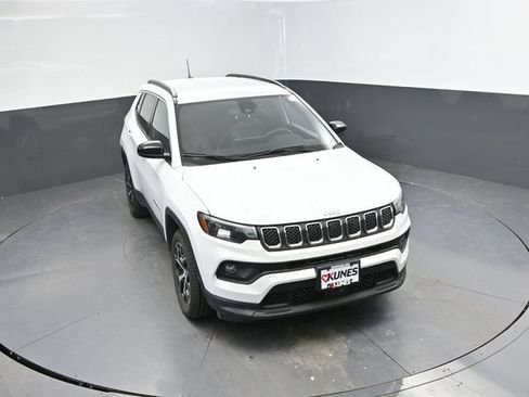 Used 2024 Jeep Compass Latitude AWD/4WD image 35