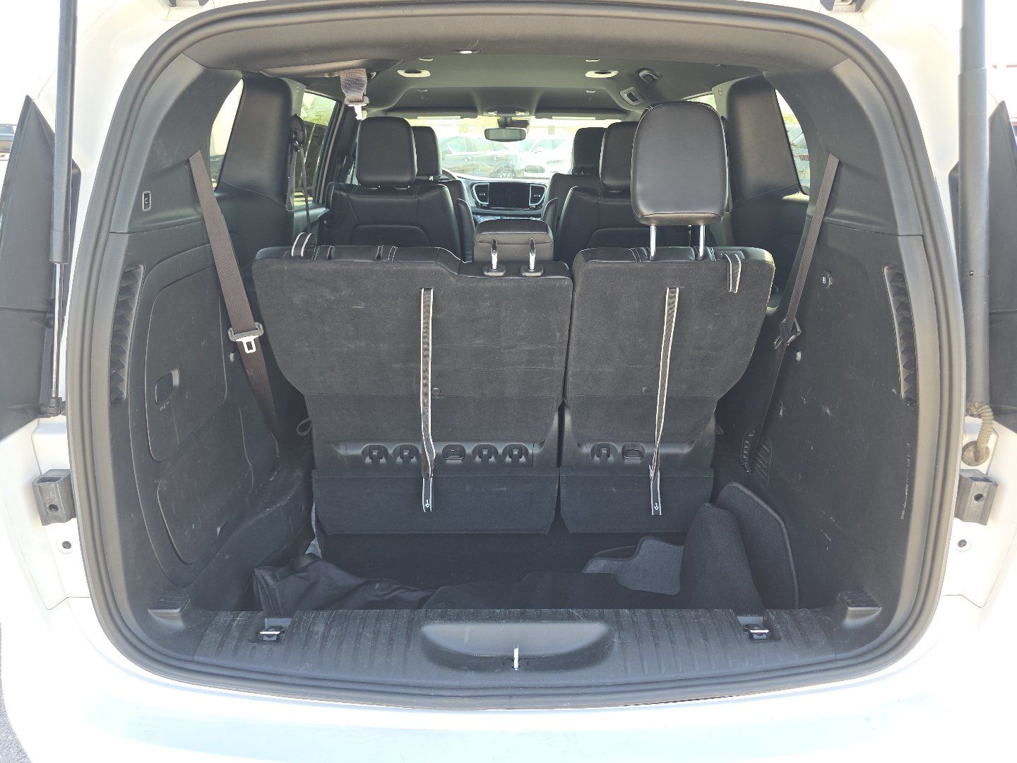 Used 2024 Chrysler Pacifica Limited FWD image 16