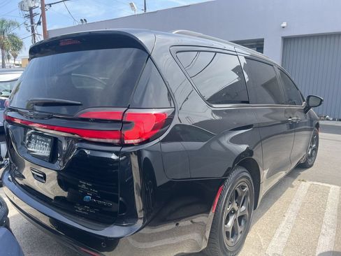 Used 2024 Chrysler Pacifica Premium FWD image 5