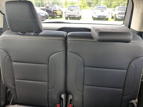 Used 2023 GMC Acadia Denali w/ Denali Technology Package FWD image 29