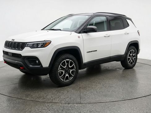 Used 2025 Jeep Compass Trailhawk image 3