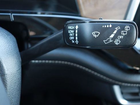 Used 2025 Volkswagen Atlas SE image 24