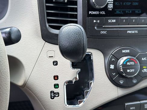 Used 2013 Toyota Sienna LE FWD image 16