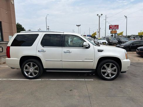 Used 2012 Cadillac Escalade Luxury RWD image 4