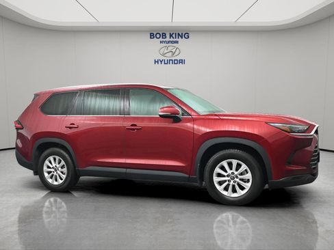 Used 2024 Toyota Grand Highlander XLE FWD image 2