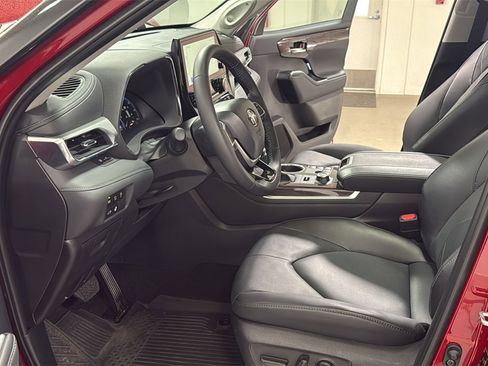 Certified 2025 Toyota Highlander Platinum image 12