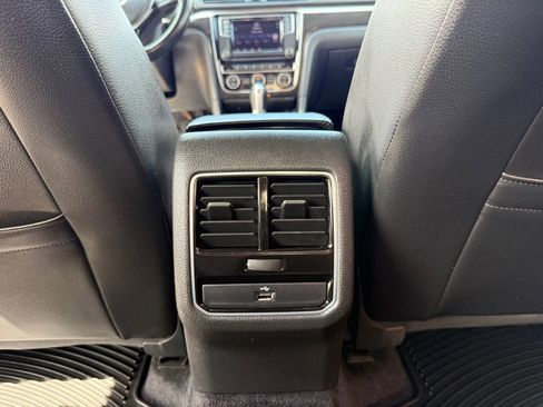 Used 2018 Volkswagen Passat GT image 21