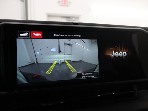 Used 2024 Jeep Wrangler Unlimited Sahara w/ Technology Group AWD/4WD image 16