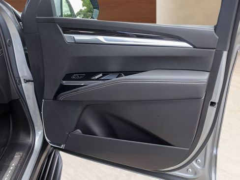 Certified 2025 Cadillac Escalade Premium Luxury AWD/4WD image 29