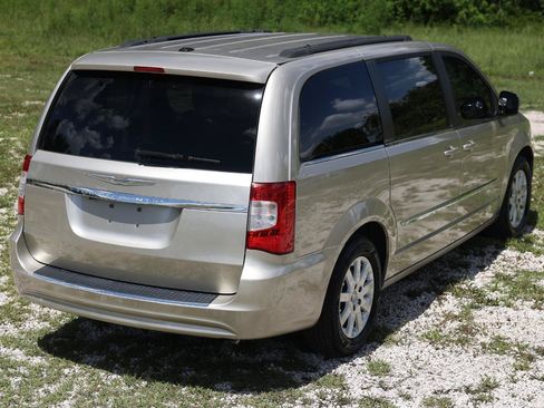 Used 2013 Chrysler Town & Country Touring FWD image 11