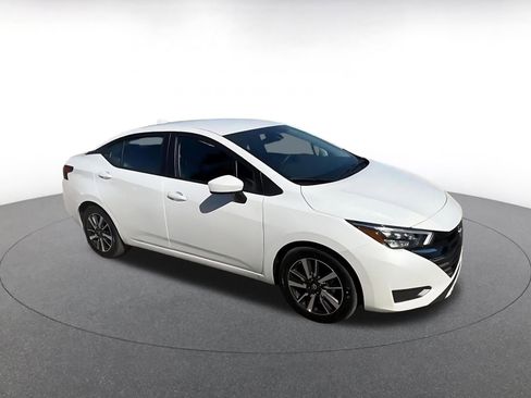 Used 2025 Nissan Versa SV image 2