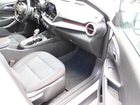 Used 2025 Chevrolet Trax RS w/ Driver Confidence Package FWD image 38