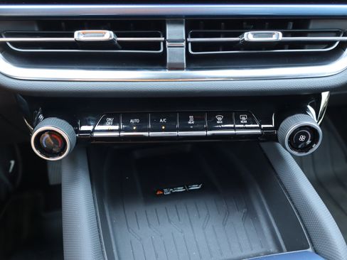 Used 2025 Chevrolet Equinox EV LT FWD image 26