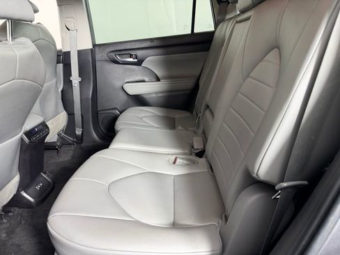Used 2023 Toyota Highlander XLE FWD image 26