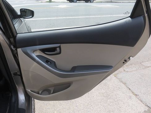Used 2016 Hyundai Elantra SE FWD image 25
