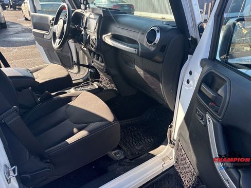 Used 2018 Jeep Wrangler Unlimited Sahara image 27