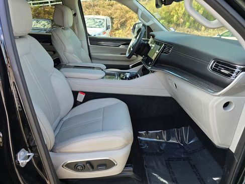 Used 2022 Jeep Wagoneer Series II AWD/4WD image 31