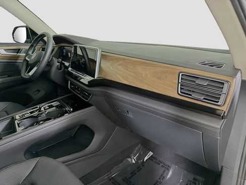 Used 2024 Volkswagen Atlas SE FWD image 32