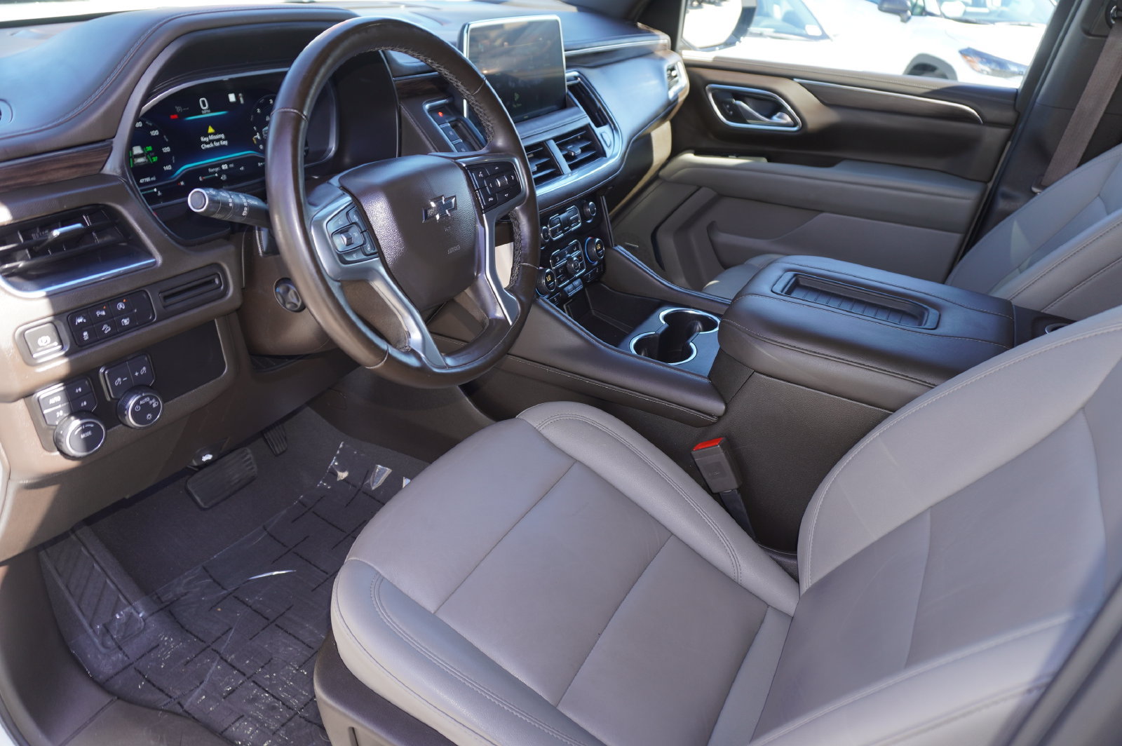 Used 2023 Chevrolet Tahoe Z71 w/ Luxury Package AWD/4WD image 16