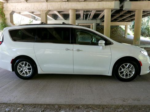 Used 2021 Chrysler Pacifica Touring-L image 30