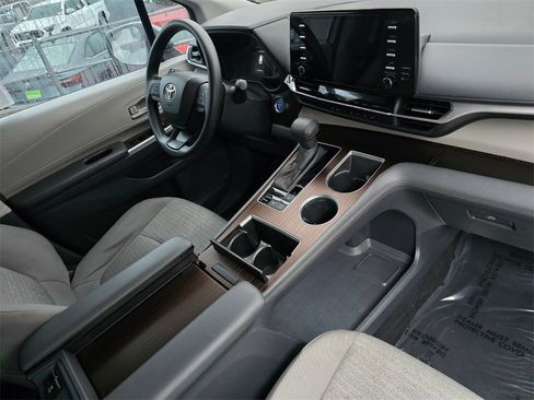 Certified 2023 Toyota Sienna LE image 10
