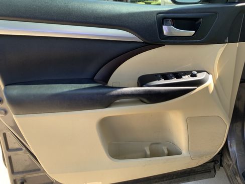 Used 2018 Toyota Highlander XLE FWD image 14