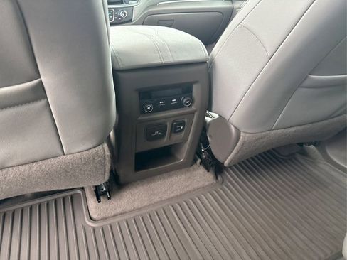 Used 2018 Chevrolet Traverse LT image 17