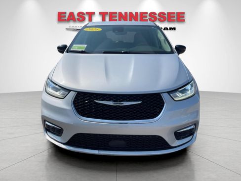 Used 2024 Chrysler Pacifica Touring-L FWD image 9