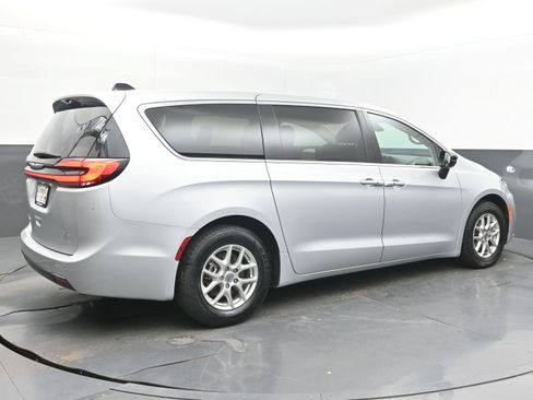 Used 2024 Chrysler Pacifica Touring-L FWD image 9