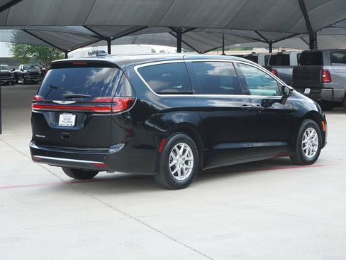 Used 2026 Chrysler Pacifica Select FWD image 5