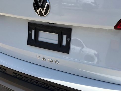 Used 2022 Volkswagen Taos SE FWD image 4
