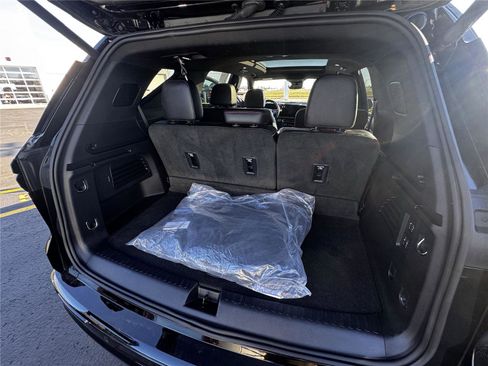 Used 2024 Chevrolet Traverse RS w/ LPO, Floor Liner Package AWD/4WD image 9