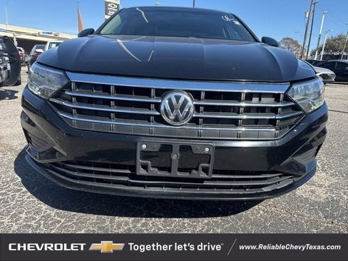 Used 2019 Volkswagen Jetta SE image 2